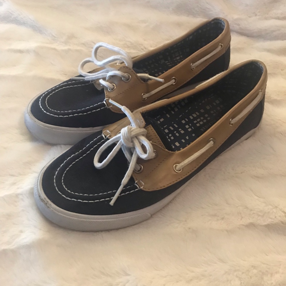 Tommy Hilfiger boatshoes, only worn a few times!